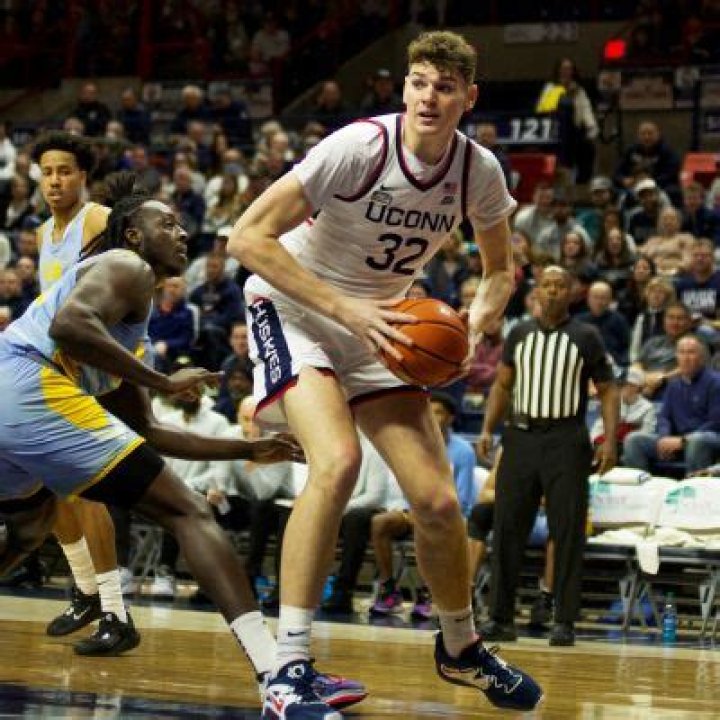 
Donovan Clingan’s Wiki: Who Are His Parents? Basketball Player Relationships Explore 
