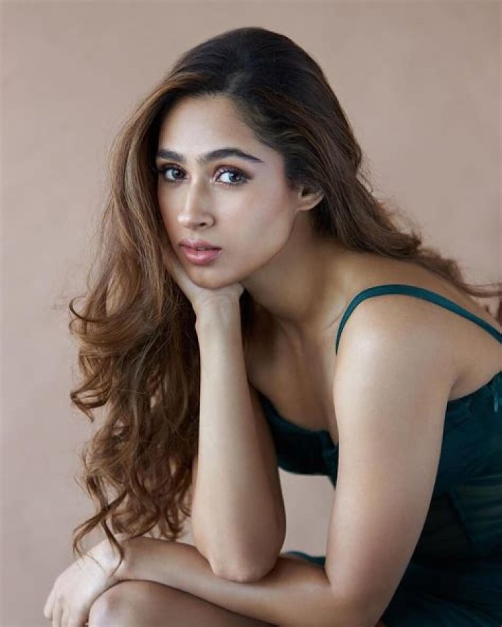 Pashmina Roshan Height, Weight, Net Worth, Age, Birthday, Wikipedia, Who, Nationality, Biography