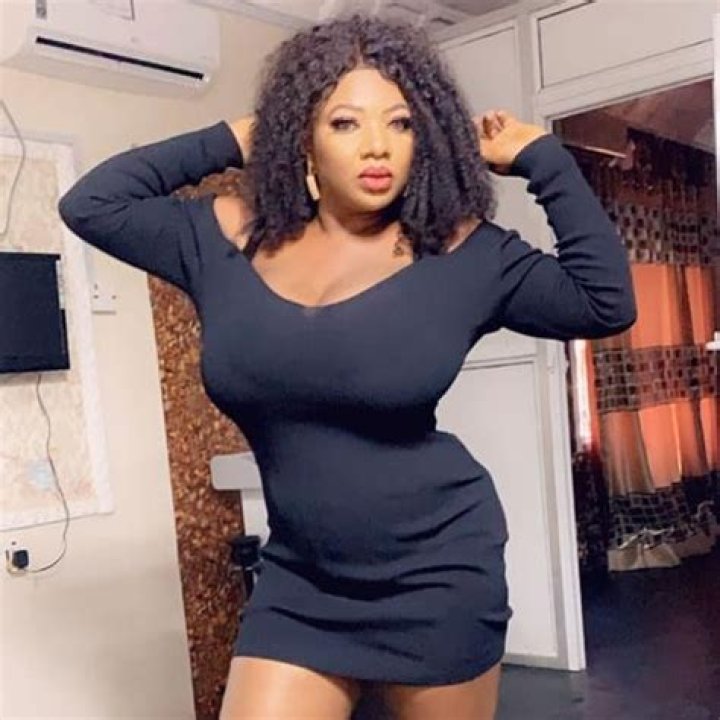 
Sarraphina Amaechi explains why she is still single: ‘I’m waiting for God to send me a cute man from above.’ 