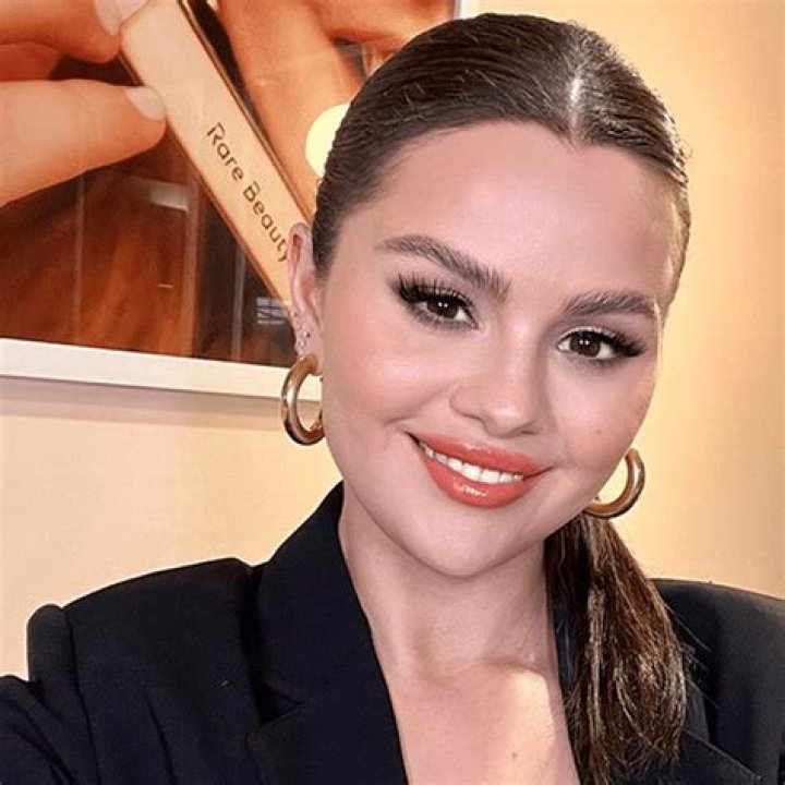 
Selena Laminated Eyebrows Was Made Fun By Kylie And Hailey: Drama Explained 