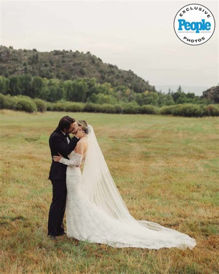 
The Band Perry’s Neil Perry Is Engaged to Sofia Sclafani: ‘Forever Kind of Love’ 